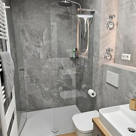 Modern Elegance In Daire